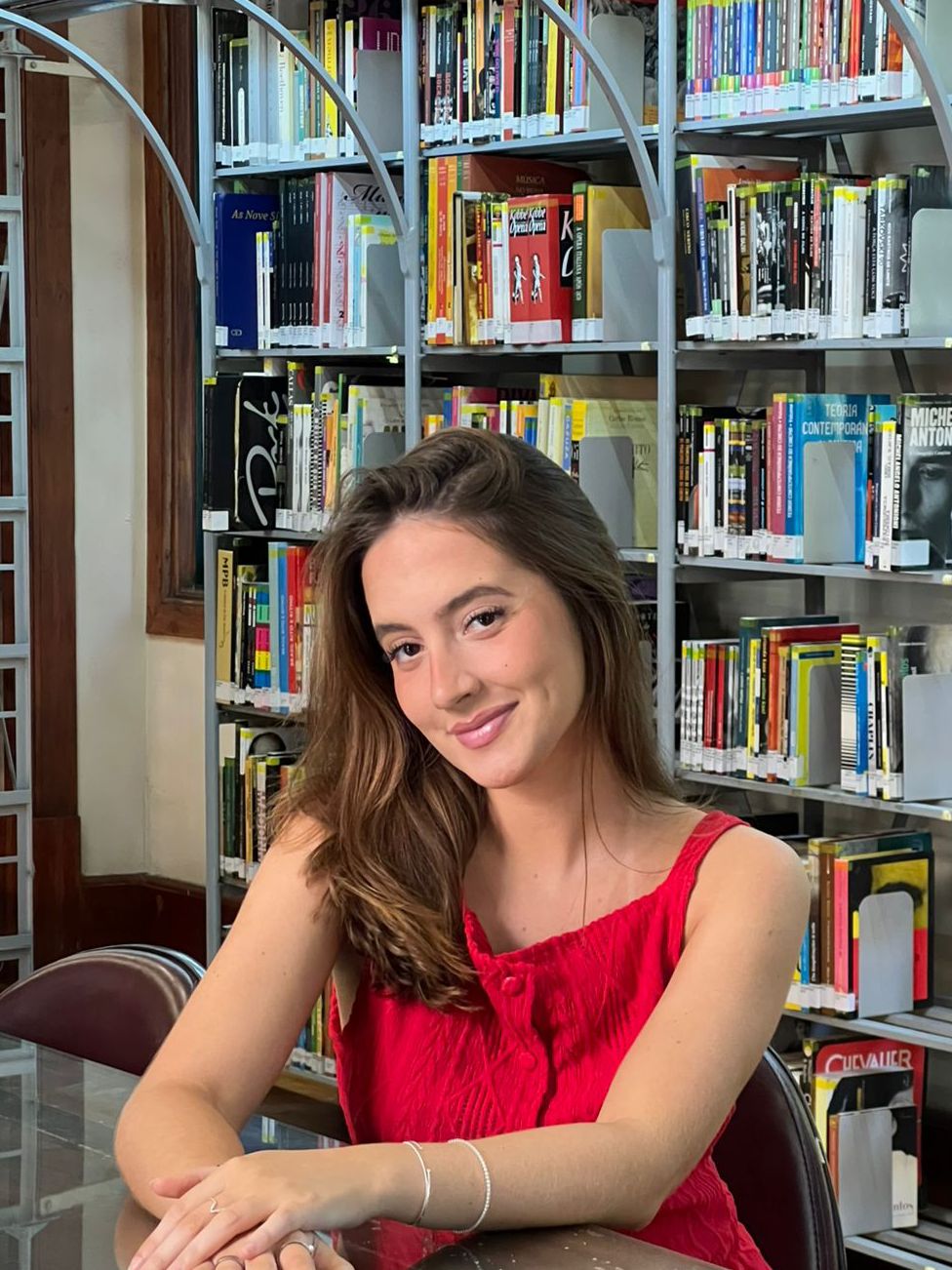 Ingrid Gutiérrez em biblioteca